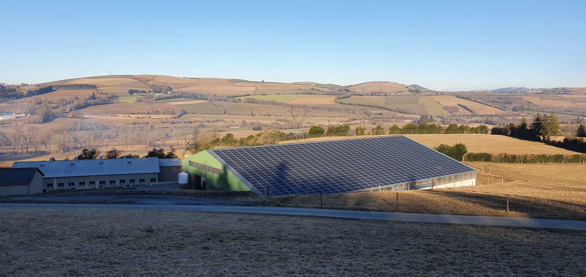 Bâtiment agricole Soulie CEA avec panneaux solaires au cœur de la campagne vallonnée de Lédergues,