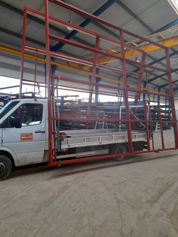 Camion utilitaire Soulie CEA avec armature rouge dans atelier industriel à Lédergues,