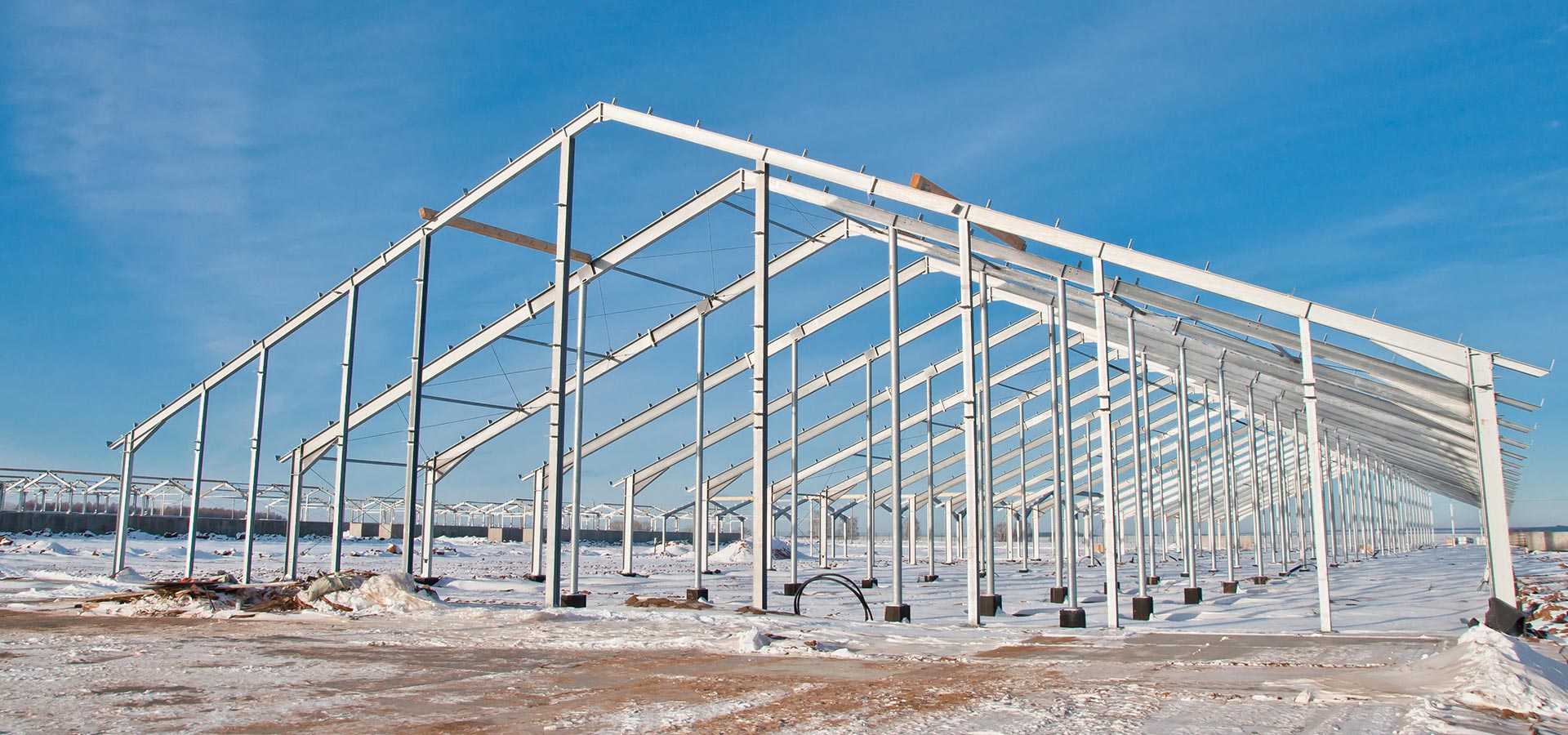 structure métallique Soulie CEA en construction sur terrain enneigé à Lédergues sous ciel bleu,